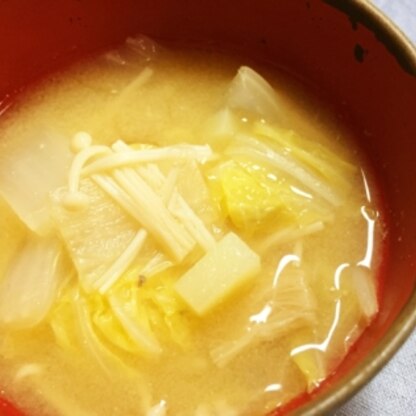 おっしゃる通り、やっぱりご飯にはお味噌汁ですね( ´ ▽ ` )ﾉ 白菜とジャガイモの甘みとえのきのシャキシャキ感を楽しむことができました*\(^o^)/*